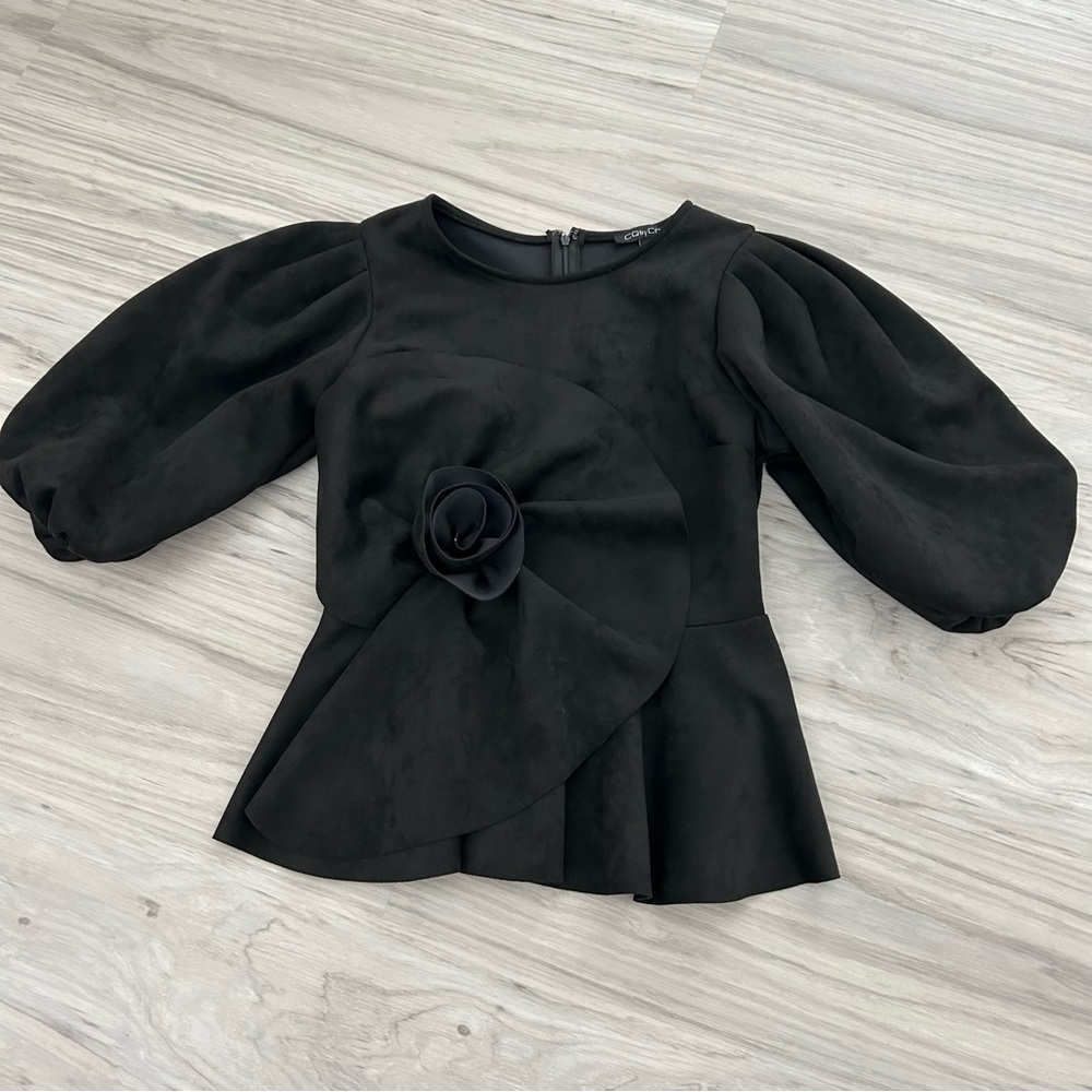 🔻🔻🔻Black peplum puff sleeves 3D flower top